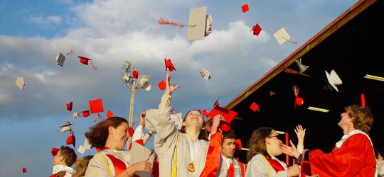 grads tossing hats