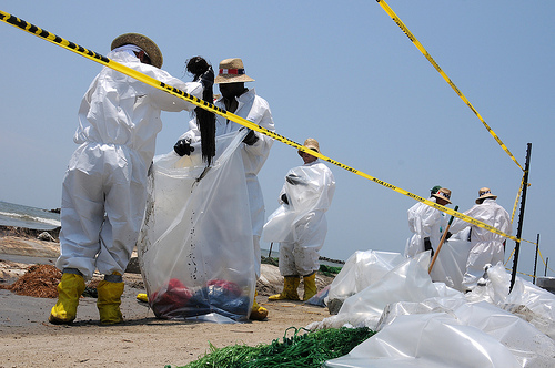 oil spill cleanup workers