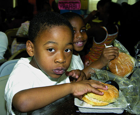 Kids eating lunch