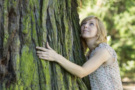 tree-hugging-woman