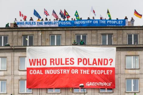 World Coal Summit Protest in Warsaw Protestbanner vor Kohlegipfel in Warschau