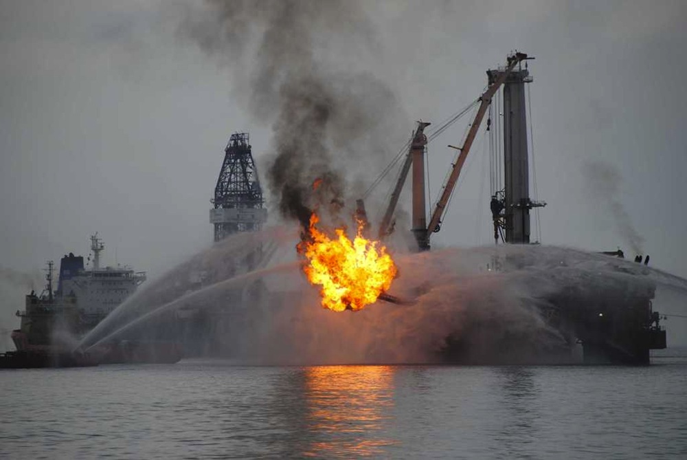 Deepwater Horizon aflame