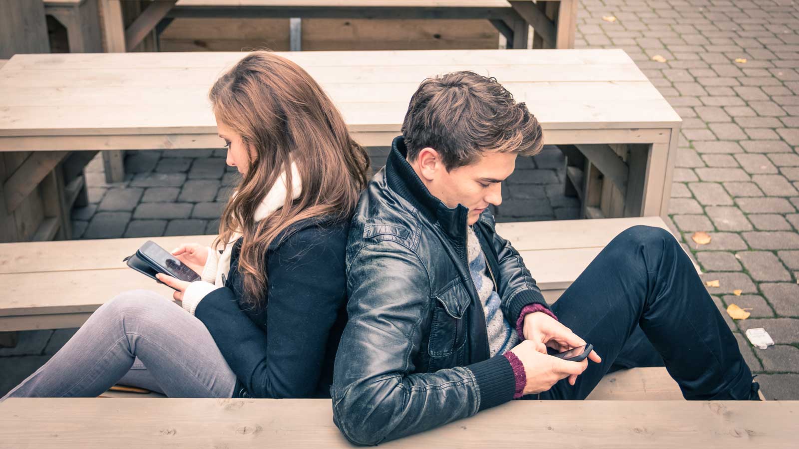 couple on smartphones