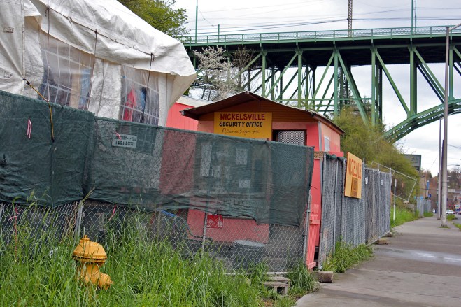 Nickelsville outsid fence