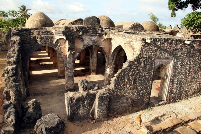 A view of the Old Mosque on the island of Kilwa Kisiwani October 30, 2006. While agriculture is the mainstay for more than half of Tanzania's population, tourism grew by 8.2 percent in 2005 and it contributed 17.2 percent to the economy. Picture taken October 30, 2006. To match feature TANZANIA-TOURISM/ISLAND. REUTERS/Stringer (TANZANIA) - RTR1KOYS