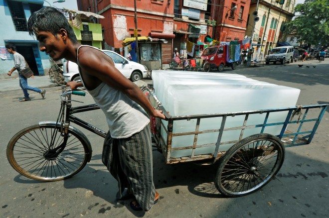 A man transports ice on a tricycle to a local market in Kolkata, India May 24, 2016. REUTERS/Rupak De Chowdhuri - RTSFN63