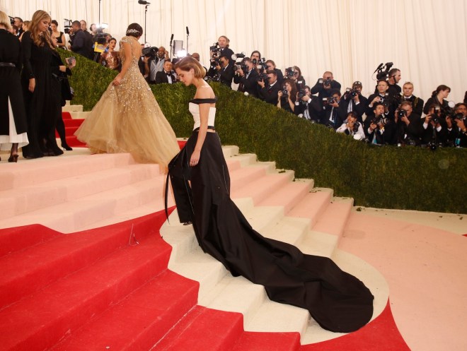 Actress Emma Watson arrives at the Metropolitan Museum of Art Costume Institute Gala (Met Gala) to celebrate the opening of "Manus x Machina: Fashion in an Age of Technology" in the Manhattan borough of New York, May 2, 2016. REUTERS/Lucas Jackson - RTX2CJ85