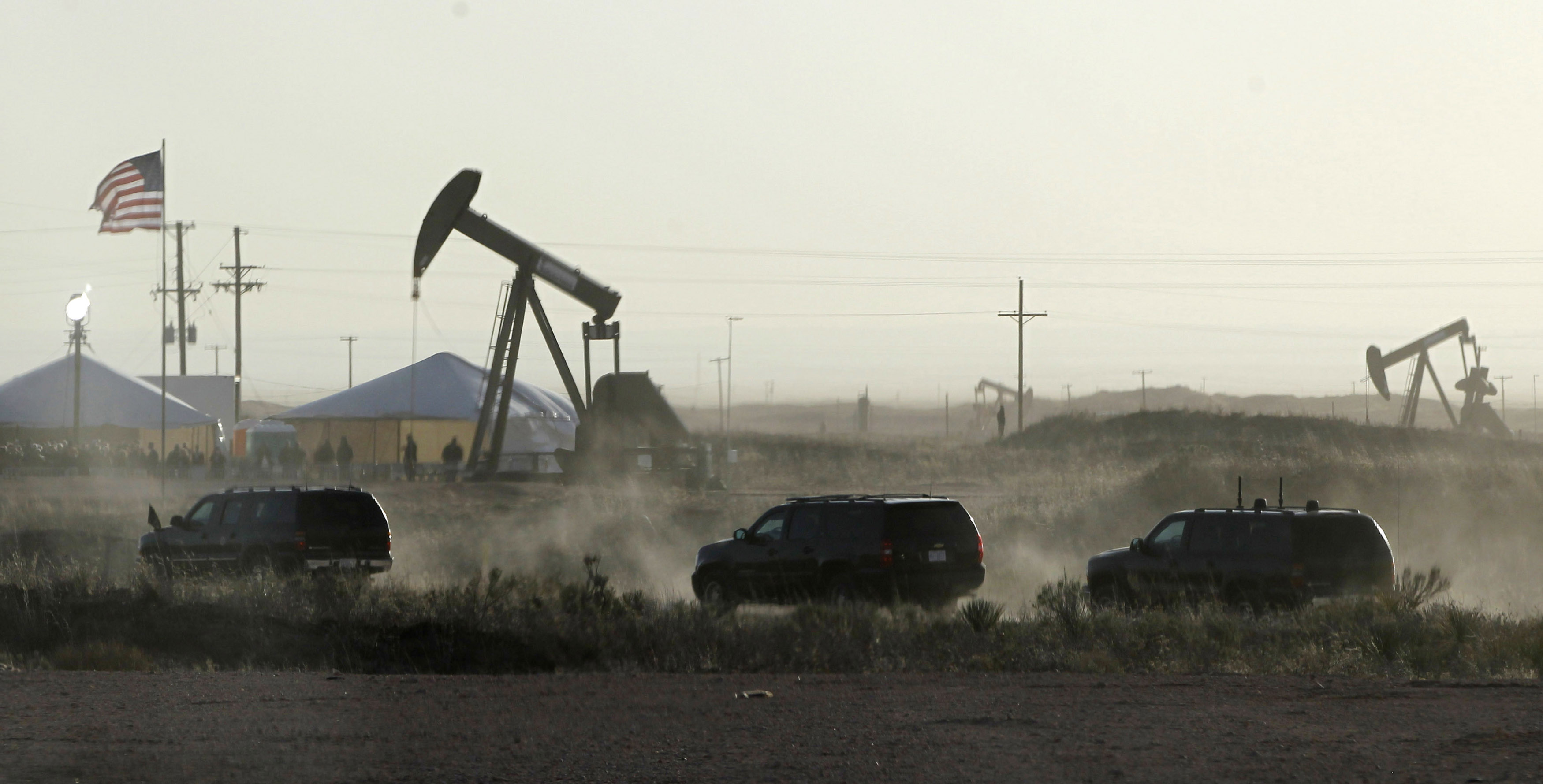 U.S. President Barack Obama's SUV (R) arrives at Maljamar Cooperative Association Unit in the New Mexico desert, March 21, 2012.