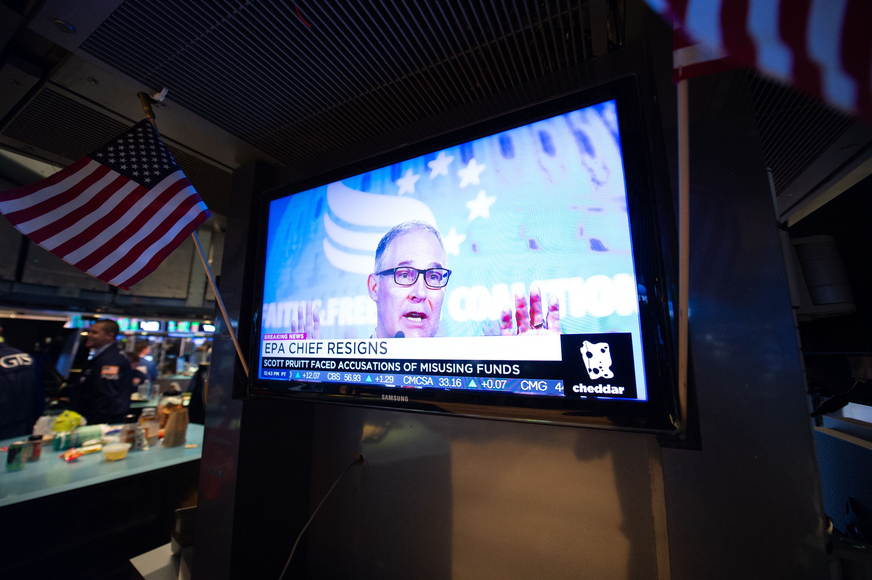 A television displays the news of Scott Pruitt's resignation as head of the EPA.