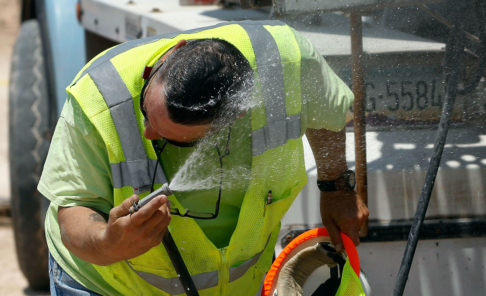 Man cools off in phoenix heat wave