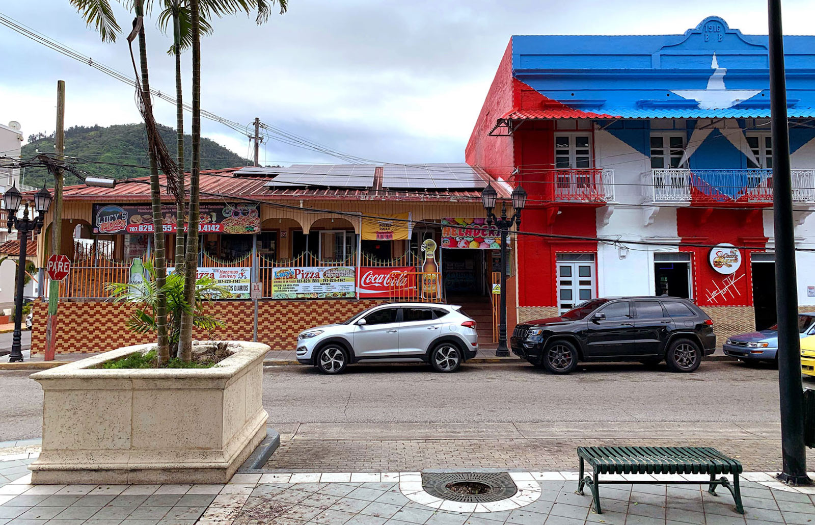 Paneles solares cubren el techo de Lucy's Pizza frente a la plaza central en Adjuntas, Puerto Rico.