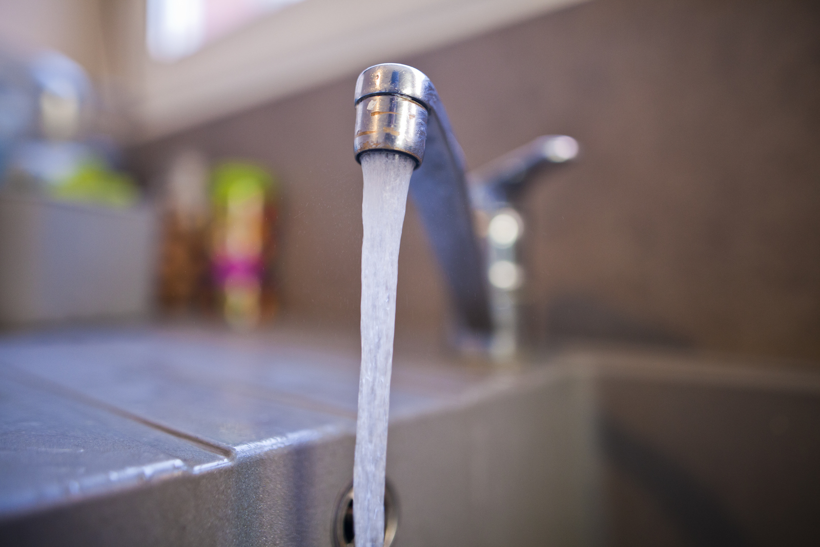 water comes out of sink tap