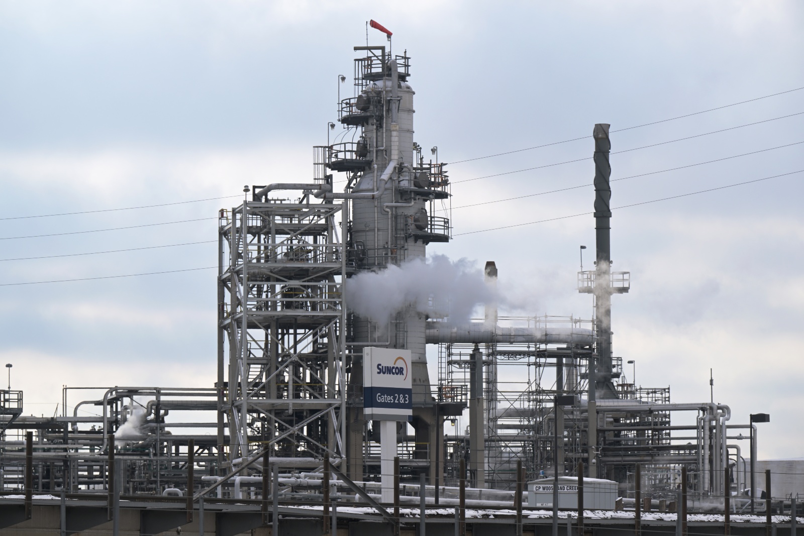 a photo of a large refinery spewing clouds of pollution