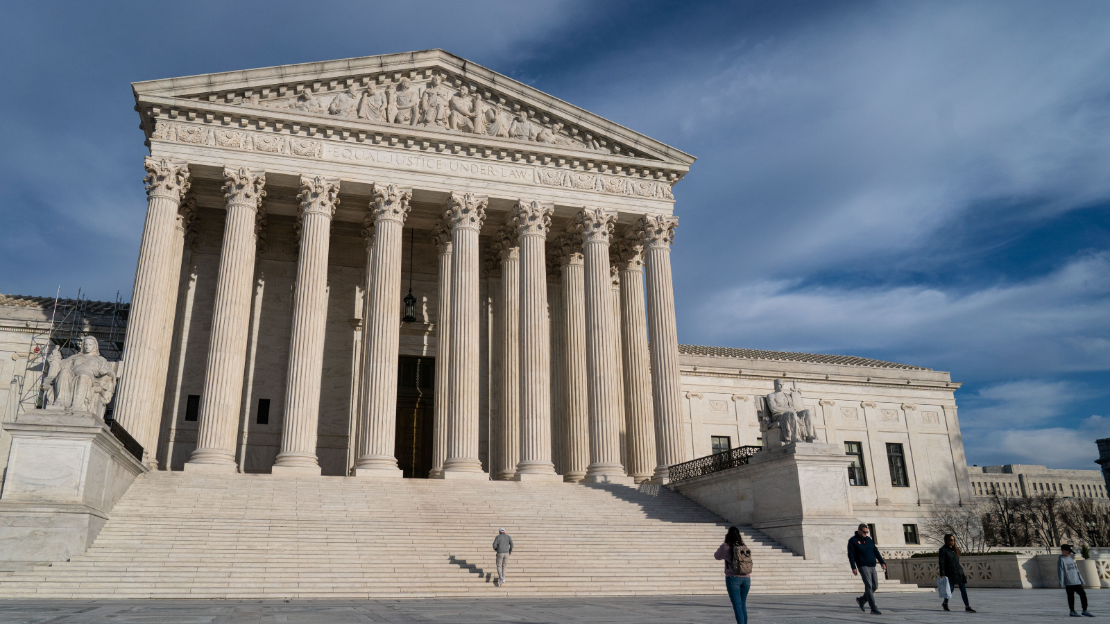 Photo of the Supreme Court building on a cloudy day