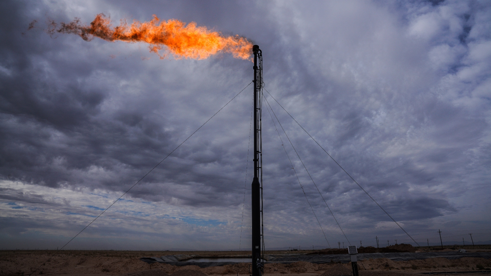 Workers extracting oil from fracking wells in the Permian Basin in Midland, Texas in 2018.